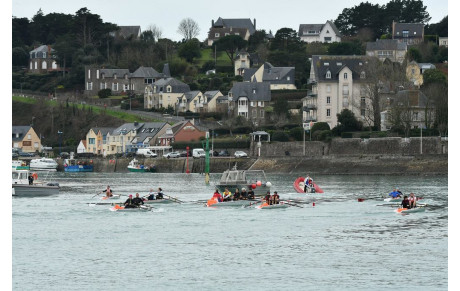 A Barneville-Carteret (Manche), les culs gelés fêtent la fin d'année sur l'eau